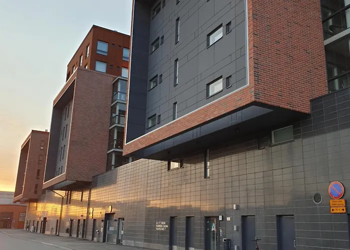 32m2 & Own Parking Place Indoors شقة توركو